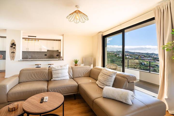 Ganze Wohnung, Ferienwohnung für 6 Personen mit Balkon in Câmara de Lobos, Madeira