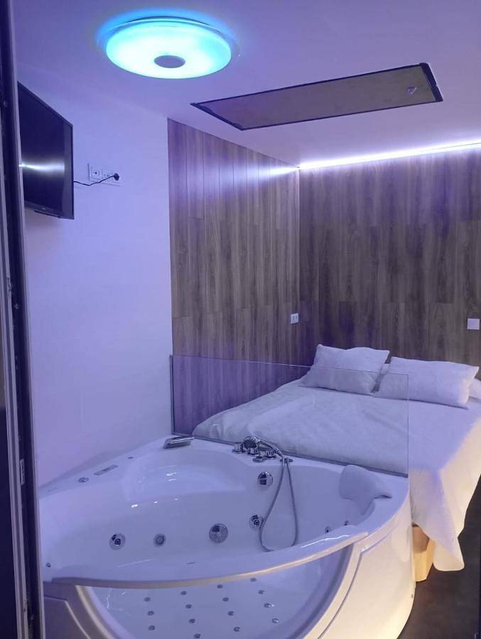 Location de vacances pour 3 personnes, avec Balcon et Jacuzzi ainsi que Terrasse et Vue à Mijares