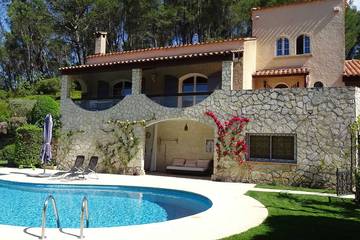 Location de vacances pour 9 personnes, avec jardin à Auriol