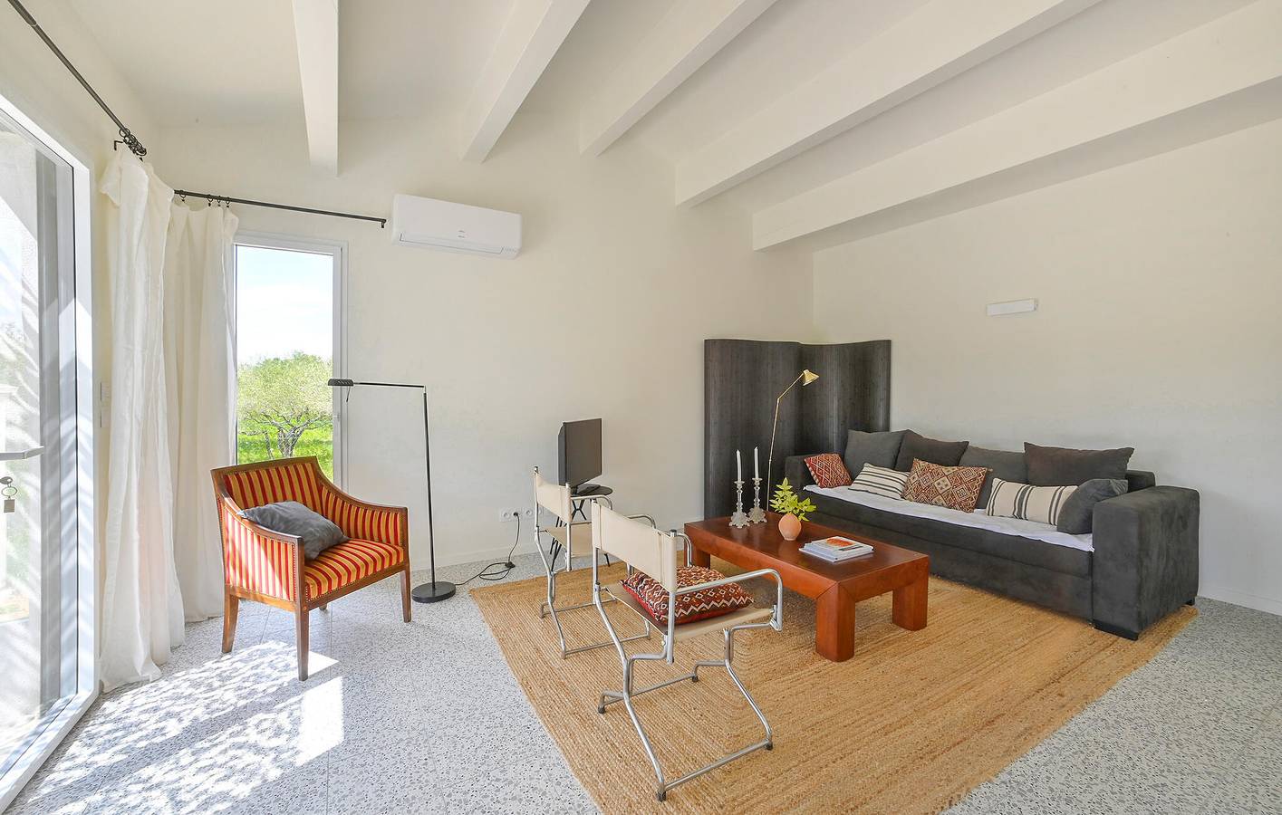 Appartement confortable avec WiFi, climatisation, piscine et parking, près du restaurant Ousta-Maï et de la rivière L'Alzon in Saint-Maximin (Nimes), Région de Nîmes
