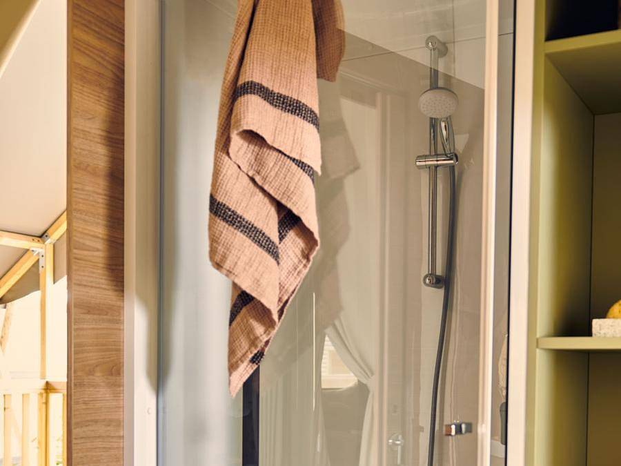 Flower Camping  Les Granges - Tienda de lona y madera 5 personas - Wood Lodge Standard 25 m2 (2 dormitorios-5 personas) + terraza cubierta (con instalaciones sanitarias) in Luynes, Región de Tours