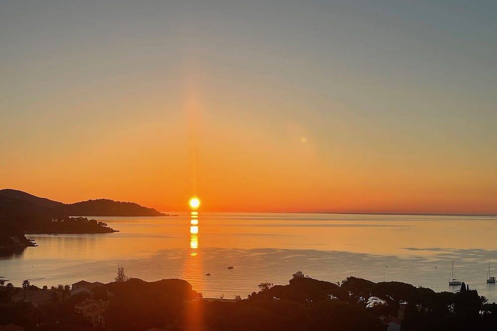 Entire apartment, St Clair Lavandou. Superb sea-view terrace. 300m fine sand beach. WiFi. Parking in Le Lavandou, Parc national Port-Cros