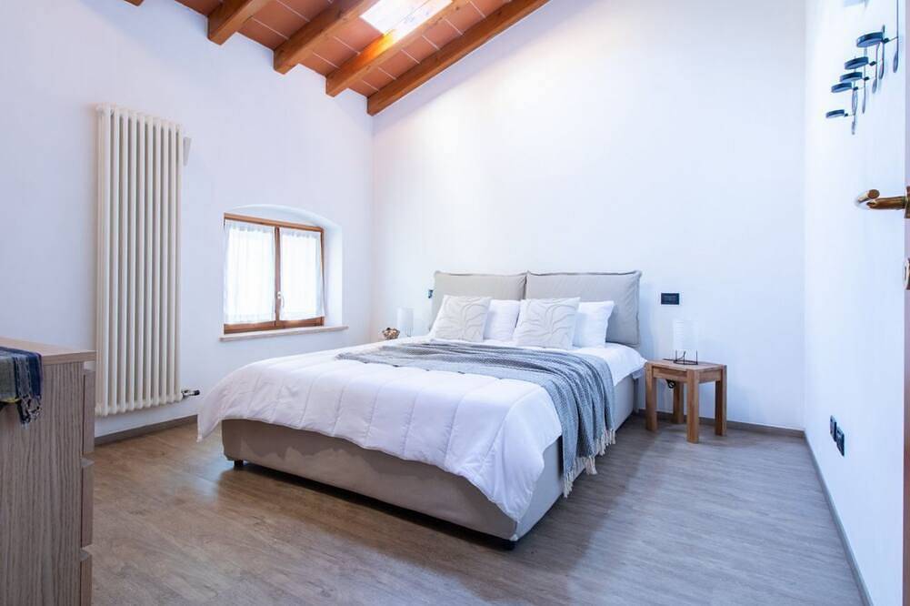 Entire apartment, Guesthost - Valeggio sul Mincio Two-Levels Apt X6! in Valeggio sul Mincio, Verona Province