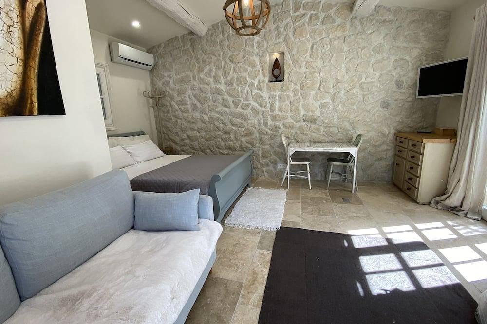 Entire apartment, Charming self-contained studio near Valbonne in Roquefort-les-Pins, Cannes region