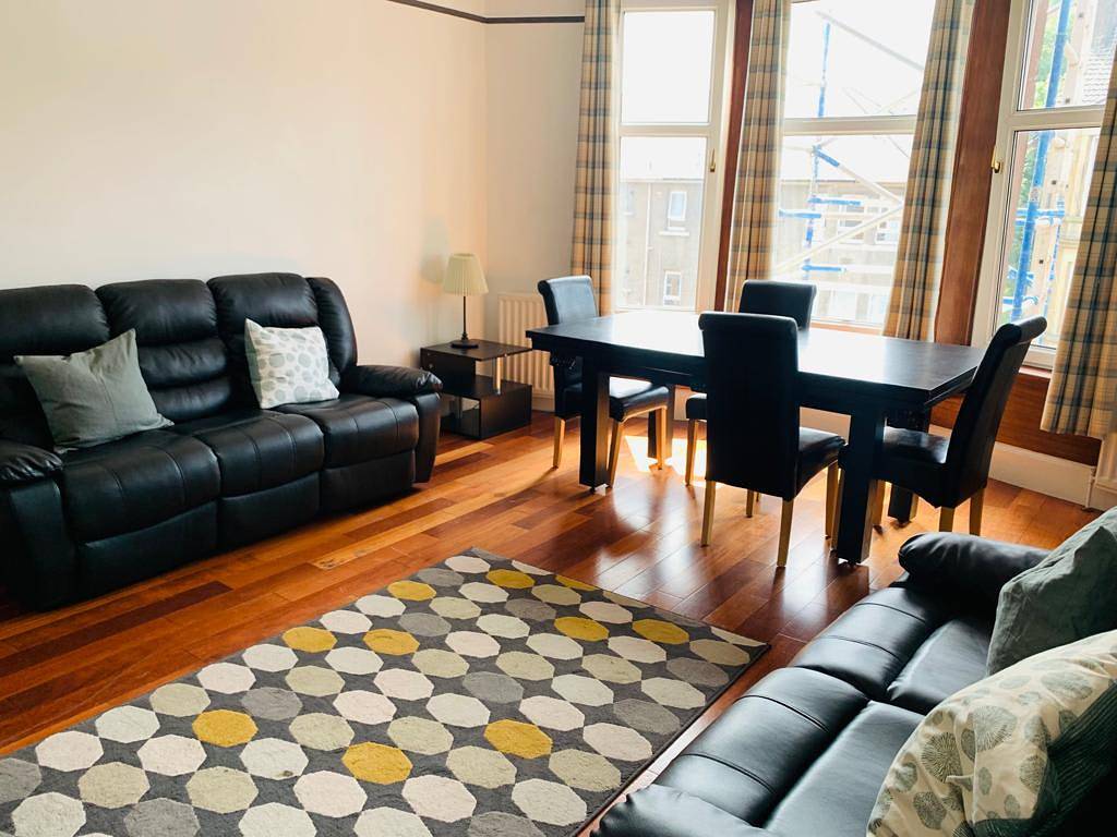 Ganze Wohnung, Duplex 4 Bed Apartment, Very Spacious, Paisley - Near Gla Airport in Paisley, Renfrewshire