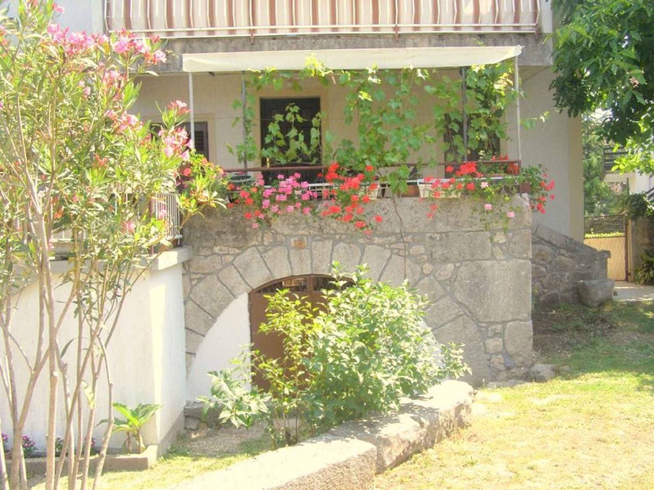 Ganze Ferienwohnung, Ferienwohnung mit Terrasse und Klimaanlage in Malinska-Dubašnica, Krk