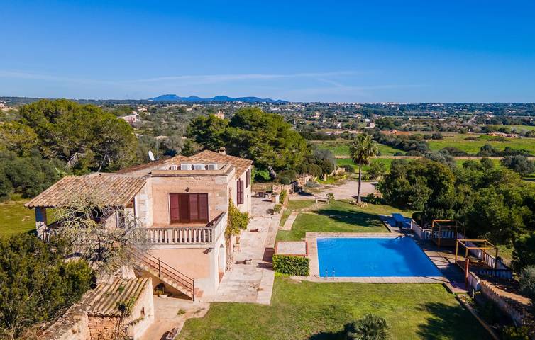 Entire holiday apartment, Luxury Apartment with Pool and Grill, 2.5km from Playa Es Pregons in Colònia de Sant Jordi, Ses Salines