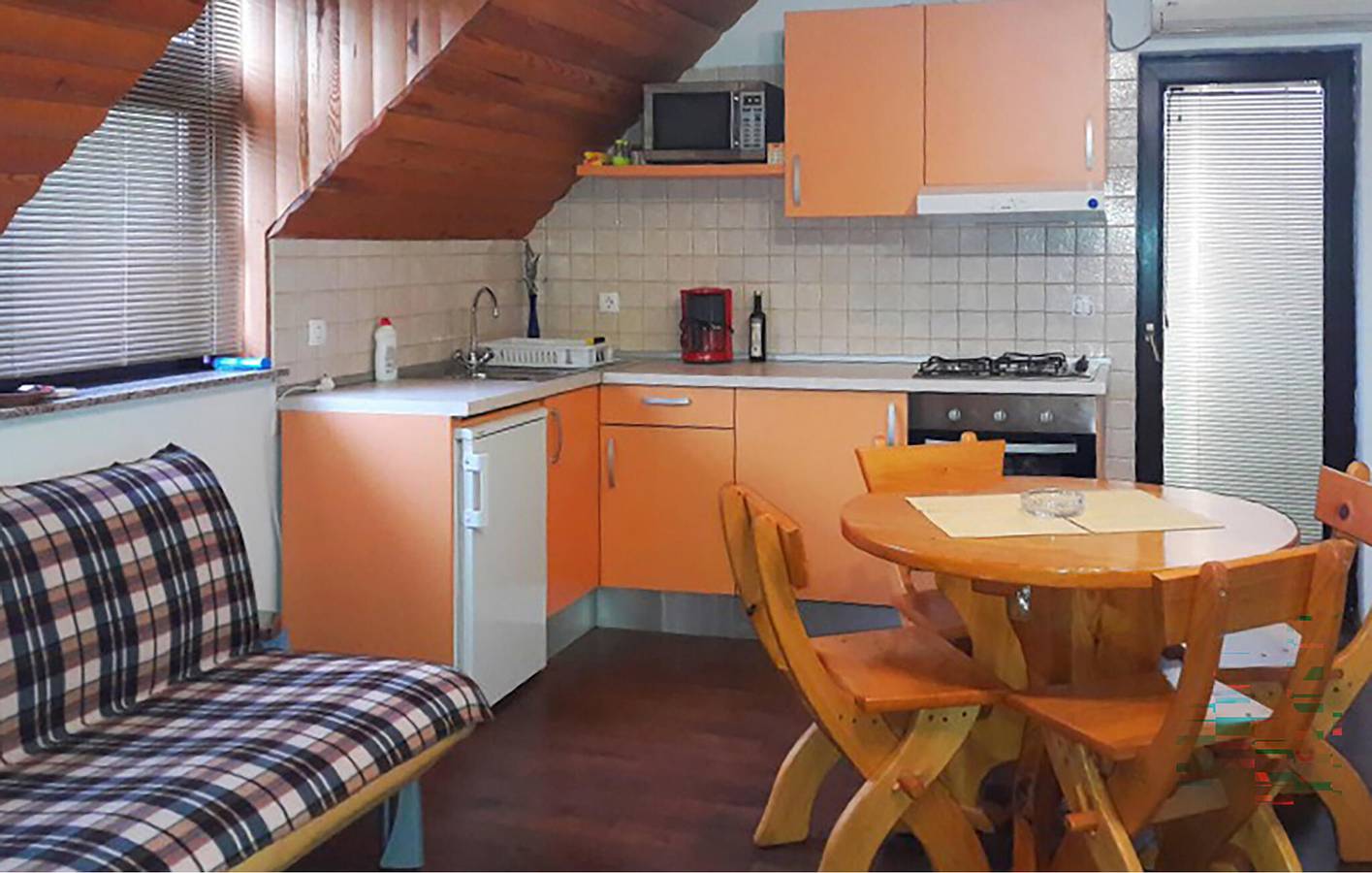 Gemütliche 70 m² große Wohnung mit Terrasse, WLAN, Parkplatz und Grill in Lika-Senj