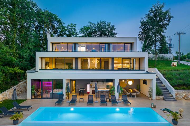 Ferienhaus für 10 Personen, mit Sauna und Terrasse sowie Pool, mit Haustier