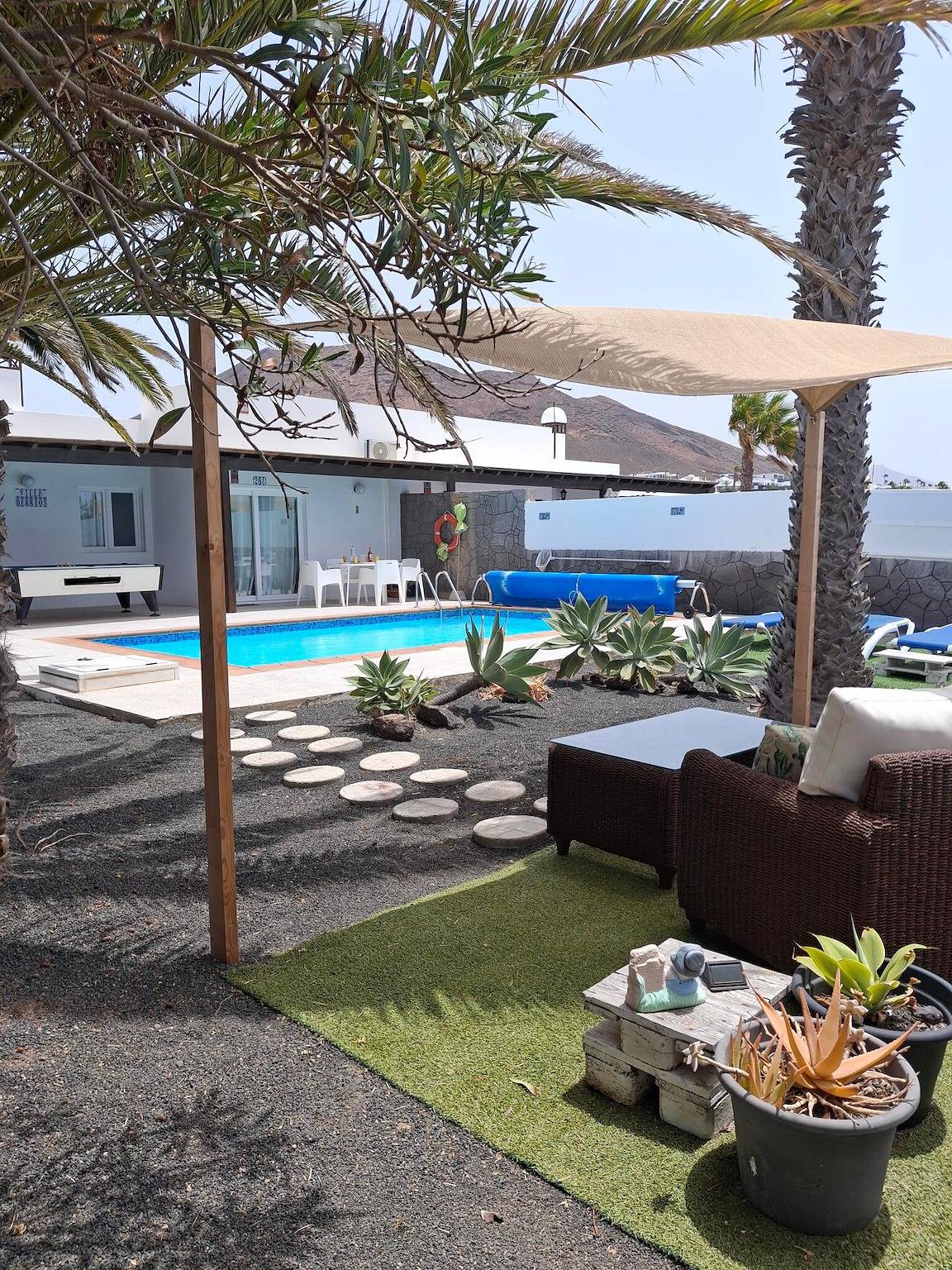 Belle villa "Mariola" près de la plage avec piscine chauffée, terrasse, jardin et Wi-Fi in Montaña Roja, Yaiza