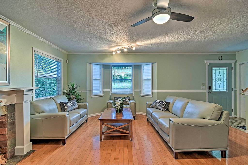 4 Mi to Beaches: Alluring Largo Hideaway! in Largo, Pinellas County