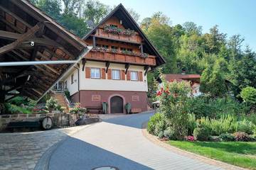 Ferienwohnung für 6 Personen, mit Balkon und Whirlpool sowie Garten in Gengenbach