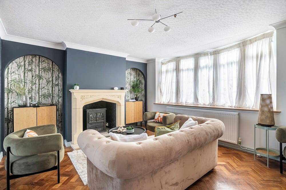 Seafront Retreat: Opulent 4Br Haven for Big Groups in Birchington, Kent