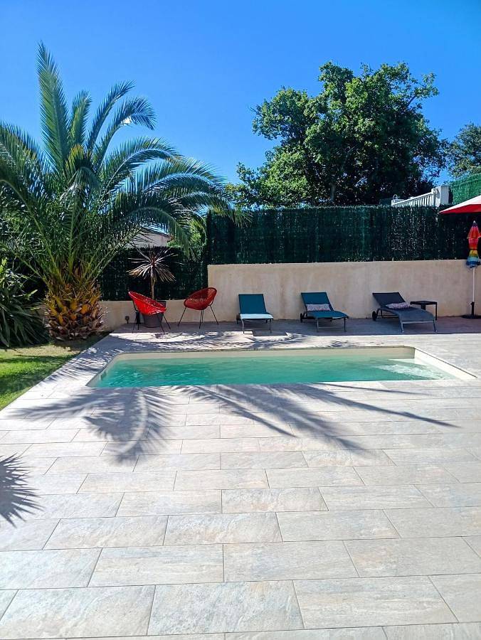 Location de vacances pour 3 personnes, avec piscine ainsi que terrasse et vue à Belcodène - 4