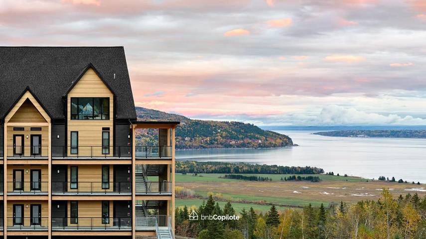 Gîte pour 5 personnes, avec vue sur le lac et terrasse ainsi que piscine et vue dans Baie-Saint-Paul