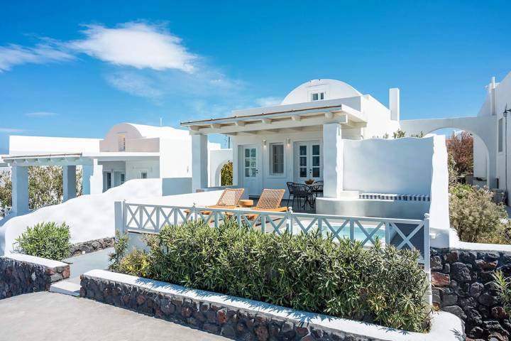 Villa for 6 people, with pool and terrace as well as ocean view in Oia