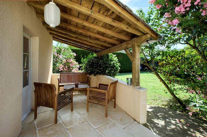Gîte pour 4 personnes, avec piscine ainsi que terrasse et jardin à Saint-Sulpice-de-Faleyrens