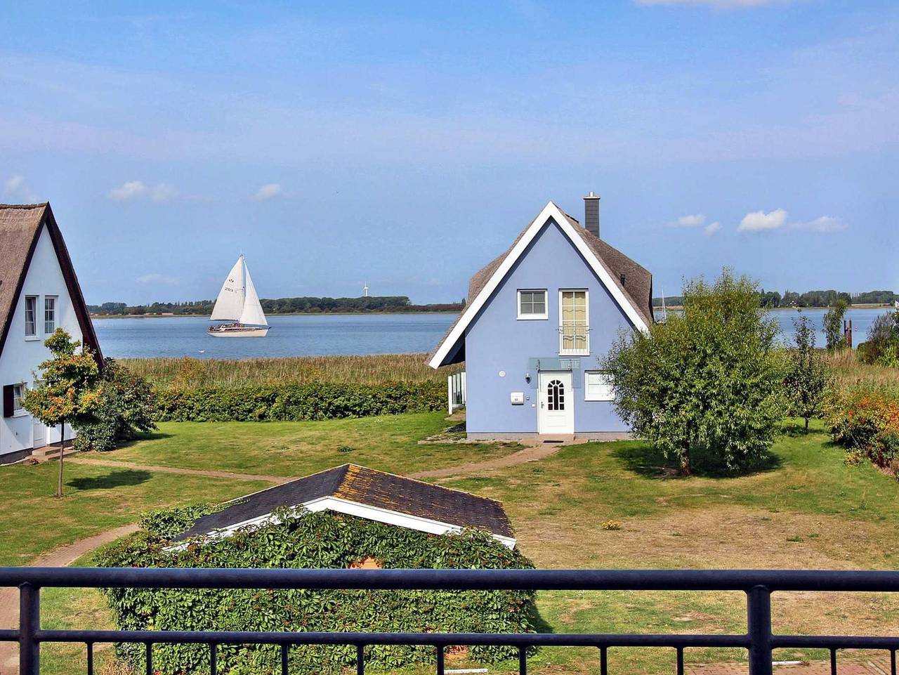 Reet-Ferienhaus Antje - mit Sauna, Strandkorb, Motorboot ... - Reet-Ferienhaus Antje - mit Sauna, Strandkorb, Motorboot ... in Vieregge, Neuenkirchen (Rügen)