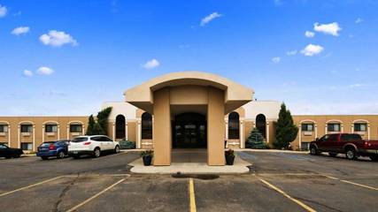 Hôtel pour 4 personnes, avec piscine ainsi que jacuzzi et terrasse à Minot