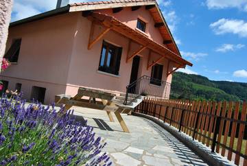 Gîte pour 8 personnes, avec jardin et terrasse dans Chalmazel-Jeansagnière