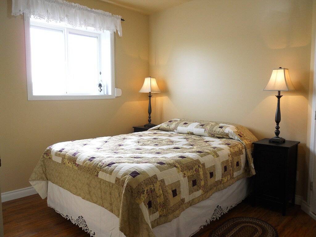 Reunion Cabin mit Blick auf die St. Mary River in Kanadische Rocky Mountains