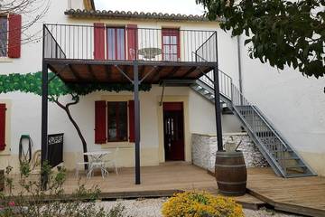 Gîte pour 4 personnes, avec jardin et jacuzzi ainsi que piscine et terrasse à Pomas