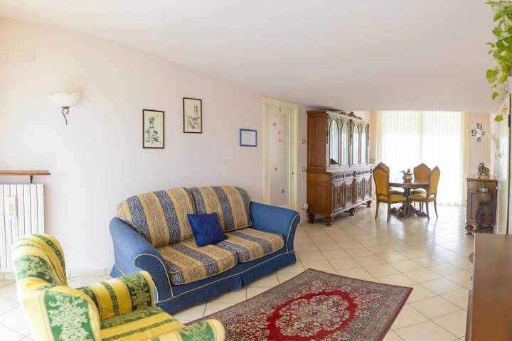 Appartamento per 4 persone, con Balcone e Terrazza nonché Panorama a Erba