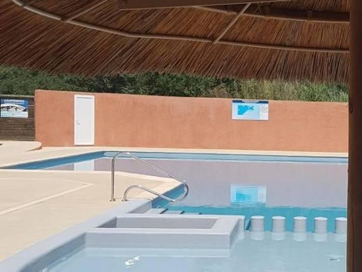 Camping De La Vallée - Mobilheim 2 personen - Astria 16m² klimatisiert - Überdachte Terrasse 10m² in Saint-Jean-Pla-de-Corts, Mittelmeerküste (Frankreich)
