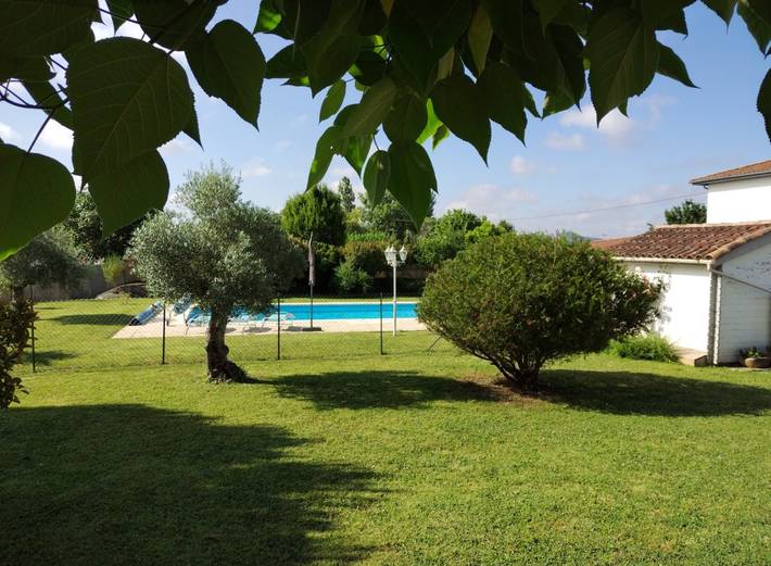Gîte pour 8 personnes, avec terrasse ainsi que piscine et jardin à Trentels
