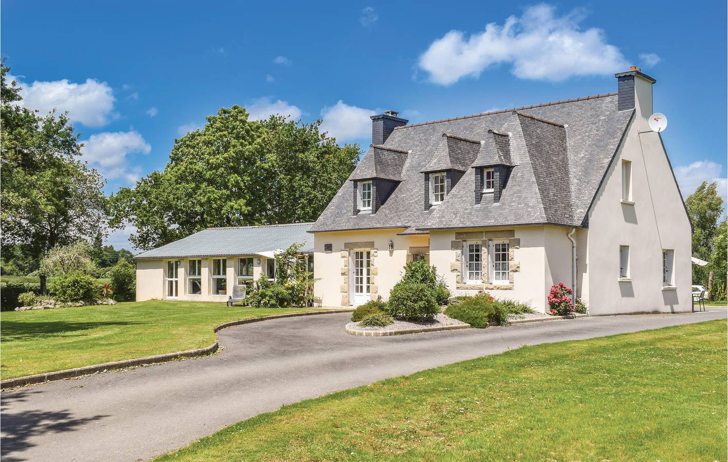 Appartement spacieux avec piscine et parking - près de la ville et de la rivière in Quemper-Guézennec, Région de Guingamp