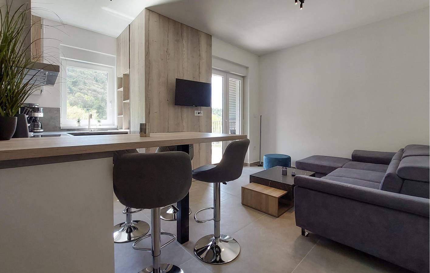 Ganze Ferienwohnung, Apartment mit Meerblick und Terrasse in der Nähe des Stadtzentrums von Plomin in Plomin, Ostküste Istrien