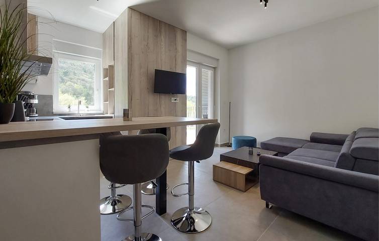 Ganze Ferienwohnung, Apartment mit Meerblick und Terrasse in der Nähe des Stadtzentrums von Plomin in Plomin, Ostküste Istrien