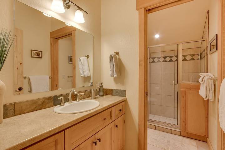 Vacation rental for 6 people, with yard and hot tub as well as balcony, with pets in Tahoe City