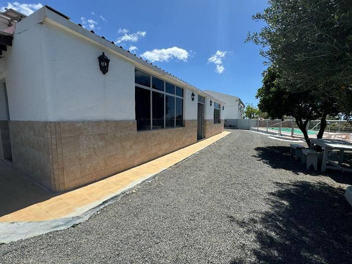 Casa de vacaciones para 10 personas, con jardín además de vistas y piscina - 1