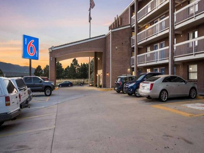 Entire apartment, Spacious King Bed|Free Wifi|Fridge in Colorado Springs, El Paso County (CO)