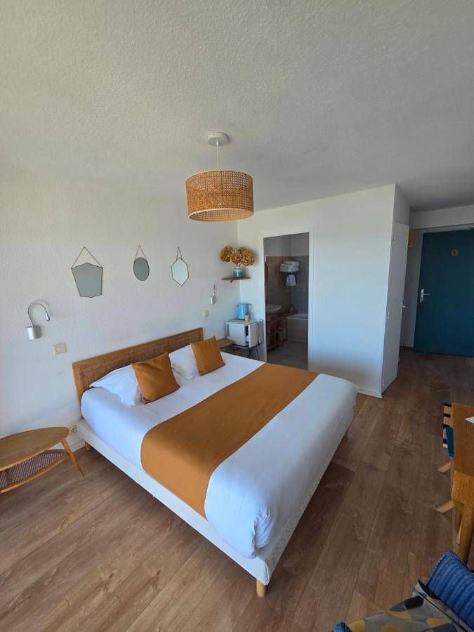Twin Room with Sea View in Sarzeau, Côte des Mégalithes