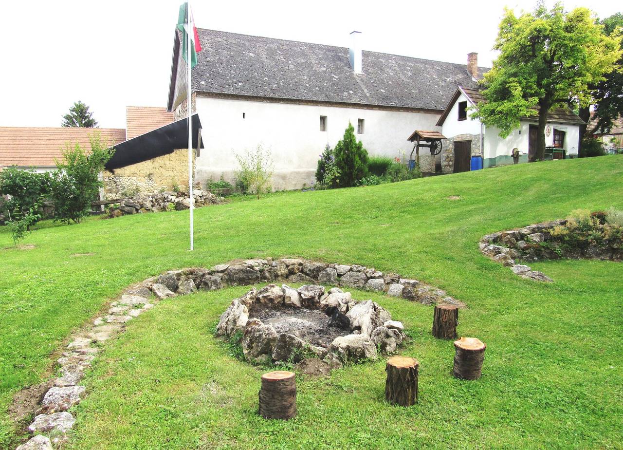 Ganze Wohnung, Kleines Dorf, kleines Gästehaus, Wein und Entspannung in der Weinregion Neszmély 7682 in Dunaszentmiklós, Kleingebiet Totis