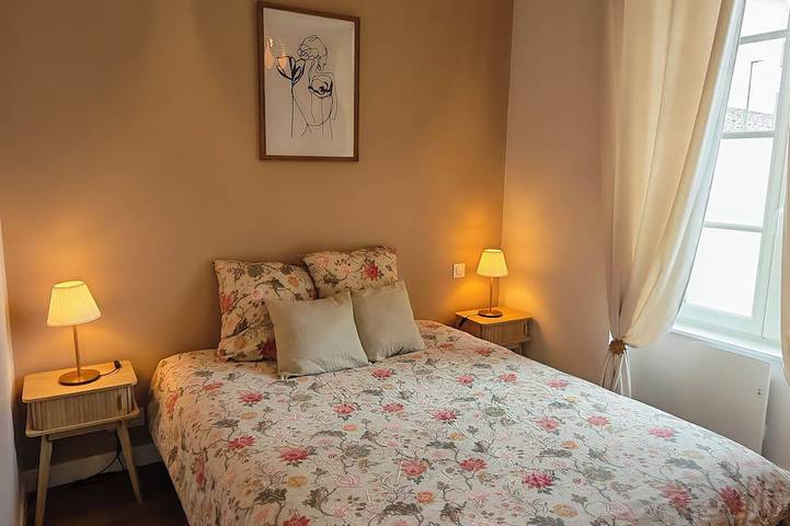 Appartement entier, Suite Adélaïde, Élégance Rétro au cœur de la ville in Landerneau, Région de Brest