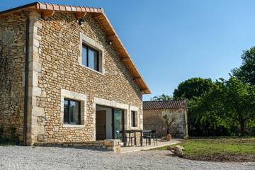 Gîte pour 10 personnes, avec jardin ainsi que terrasse et piscine à La Chapelle-Faucher