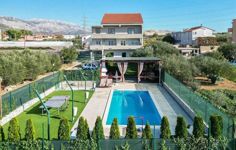 Villa für 9 Personen, mit Garten und Ausblick sowie Pool in Split