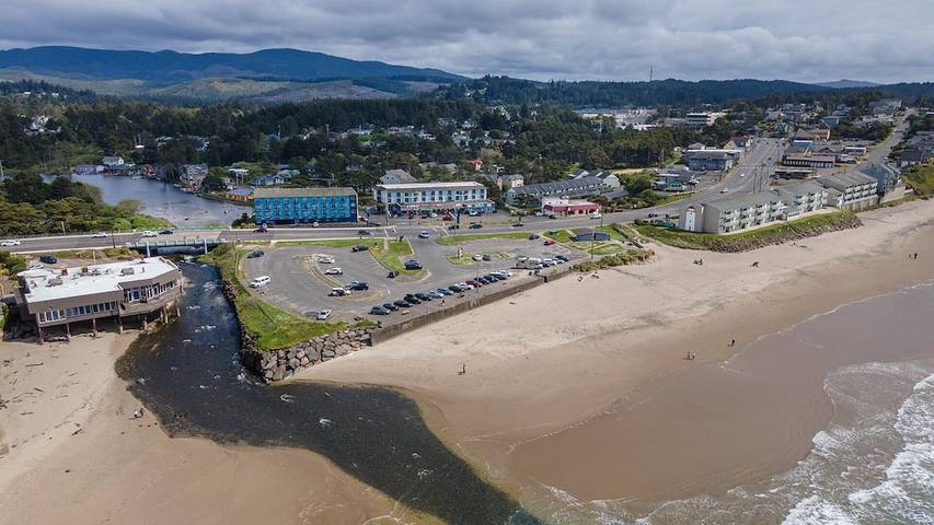 Vacation rental for 2 people, with balcony and hot tub in Lincoln City