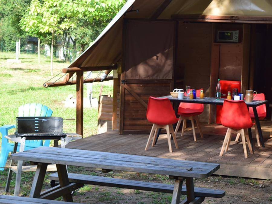 Camping La Prade - Tente en toile et en bois 6 personnes - La Tente Du Trappeur Habitat in Saint-André-de-Najac, Aveyron