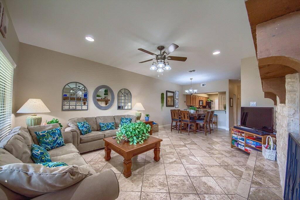 Ganze Wohnung, Comal Riverfront with 2 decks! Schlitterbahn! Pool, hot tub & river access!! in New Braunfels, Comal County