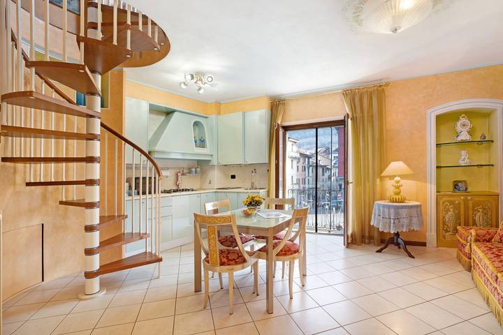 Apartamento inteiro, Apartamento 'Yellow House' com vista para o lago, varanda privada e Wi-Fi in Omegna, Lago Orta