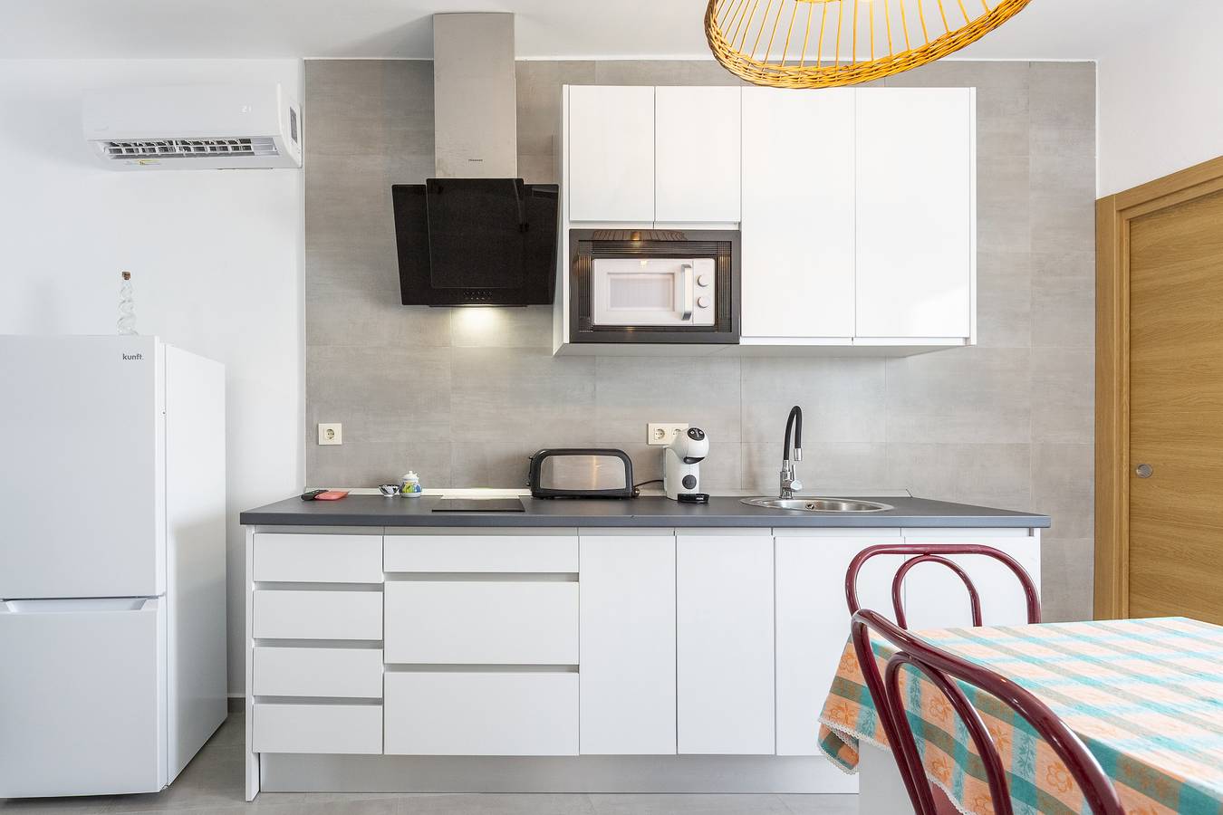 Apartamento entero, Apartamento 'Habitaciones' con vistas a la montaña, Wi-Fi y aire acondicionado in Fernán Pérez, Níjar