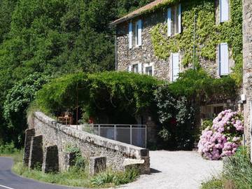 Chambre d’hôte pour 14 personnes, avec jardin et piscine ainsi que vue et sauna à Brusque