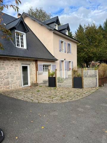 Gîte pour 6 personnes, avec terrasse à Ussel