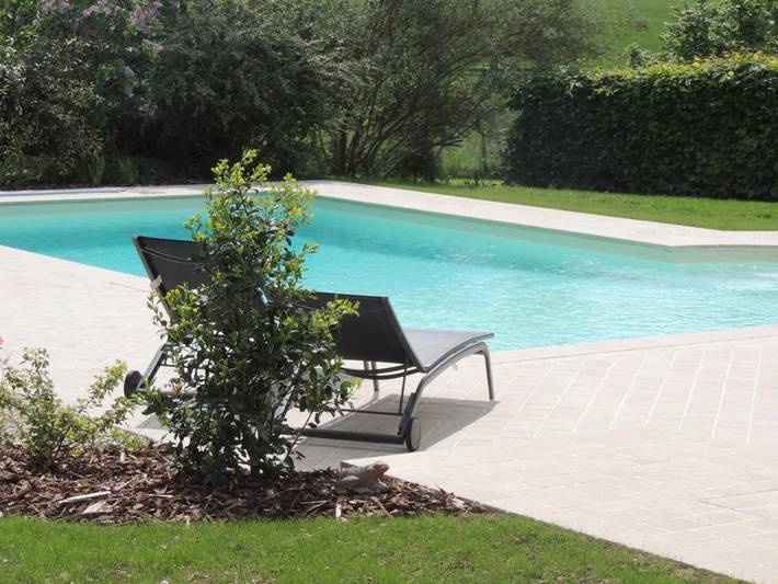 Chambre d’hôte pour 2 personnes, avec piscine et vue ainsi que jardin et terrasse à Mantenay-Montlin