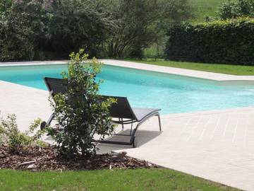 Chambre d’hôte pour 2 personnes, avec piscine et vue ainsi que terrasse et jardin à Mantenay-Montlin
