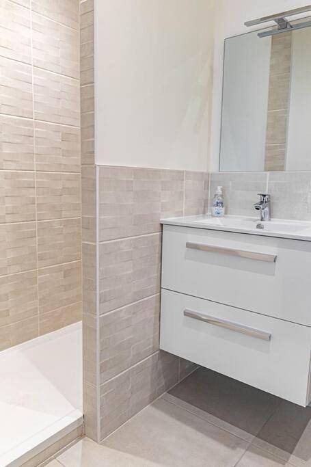 Appartement entier, One-Bedroom Apartment in Champagne-au-Mont-d'Or, Lyon et ses environs